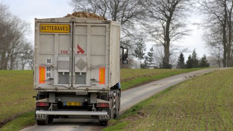 Les chantiers d'arrachage de betteraves sont propices au salissement des routes. La vigilence s'impose.