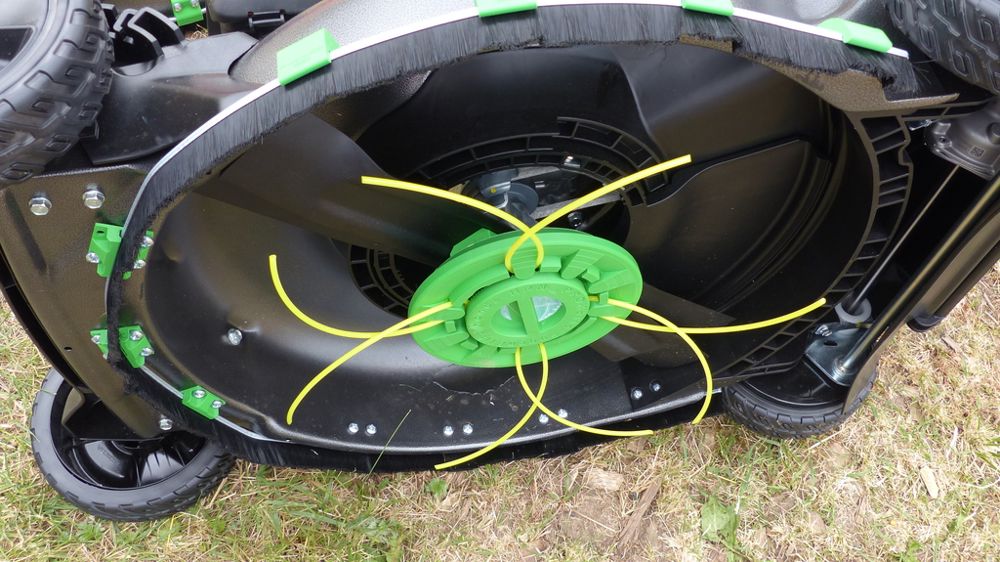 Une tondeuse Honda équipée avec le système Greenbase Kölle Fugenblitz pour l'entretien des zones pavées.