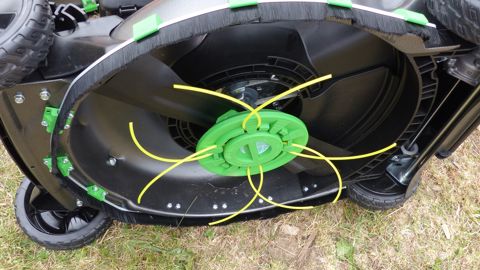 Une tondeuse Honda équipée avec le système Greenbase Kölle Fugenblitz pour l'entretien des zones pavées.