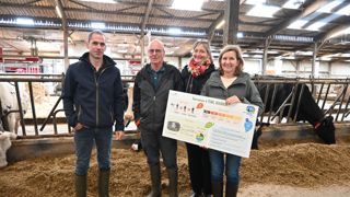Baptiste et Marcel Bourdon de l'EARL Bourdon, Sophie Godet-Morisseau de Savencia, et Sophie Maroulier, d'Agrial (de gauche à droite). Baptiste et Marcel Bourdon de l'EARL Bourdon, Sophie Godet-Morisseau de Savencia, et Sophie Maroulier, d'Agrial (de gauche à droite).