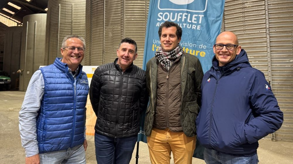 Eric Leseur (à g.), référent technique ACS, au côté de trois clients agriculteurs de Soufflet agriculture déjà impliqués dans Performances, Fabrice Lugnier, François Piot et Thierry Voirin. Tous trois ont témoigné de leur expérience lors du lancement du programme d’agriculture régénératrice du négoce, lundi 3 novembre, à Manois (Haute-Marne).