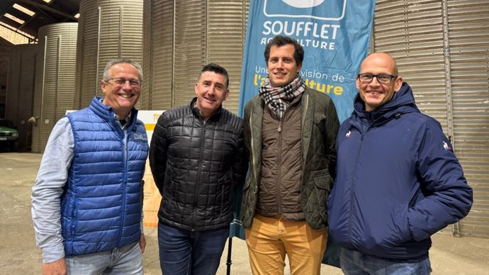 Eric Leseur (à g.), référent technique ACS, au côté de trois clients agriculteurs de Soufflet agriculture déjà impliqués dans Performances, Fabrice Lugnier, François Piot et Thierry Voirin. Tous trois ont témoigné de leur expérience lors du lancement du programme d’agriculture régénératrice du négoce, lundi 3 novembre, à Manois (Haute-Marne).