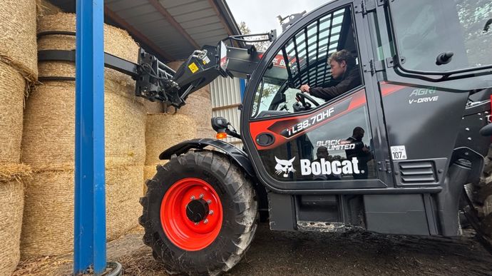 Pour sa série limitée, Bobcat a opté pour une peinture noire disponible en seulement 50 unités. A saisir vite pour les amateurs.