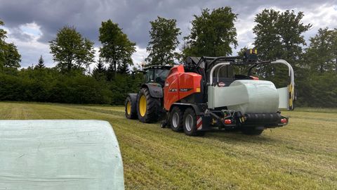 Kuhn monte un rotor à 33 couteaux sur son combiné presse-enrubaneuse VBP 7100.