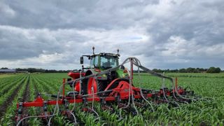 Kverneland couple sa trémie frontale A-Drill à sa bineuse Onyx pour appliquer des produits en désherbant.