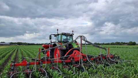 Kverneland couple sa trémie frontale A-Drill à sa bineuse Onyx pour appliquer des produits en désherbant.