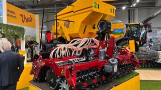 Vredo présente le semoir polyvalent DZ5 Agri. Deux largeurs sont proposées : 2,9 m et 5,8 m.