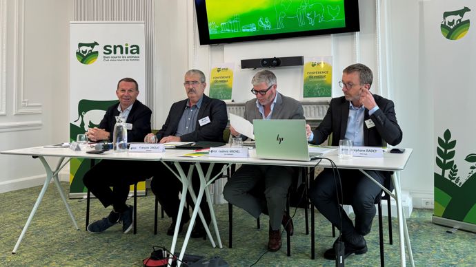 Philippe Manry, vice-président du Snia, François Cholat, président, Ludovic Michel, vice-président, et Stéphane Radet, directeur, jeudi 13 novembre à Paris.