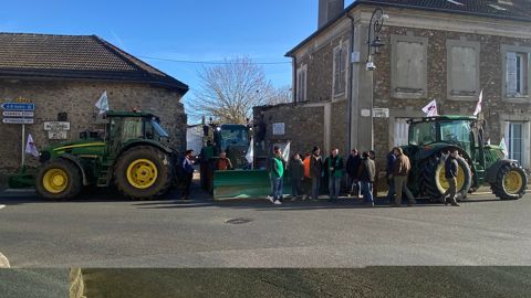 Une vingtaine d'agriculteurs et trois tracteurs ont bloqué l'accès d'une ferme sur la commune d'Auvernaux, dans l'Essonne, où un contrôle phytosanitaire était prévu.