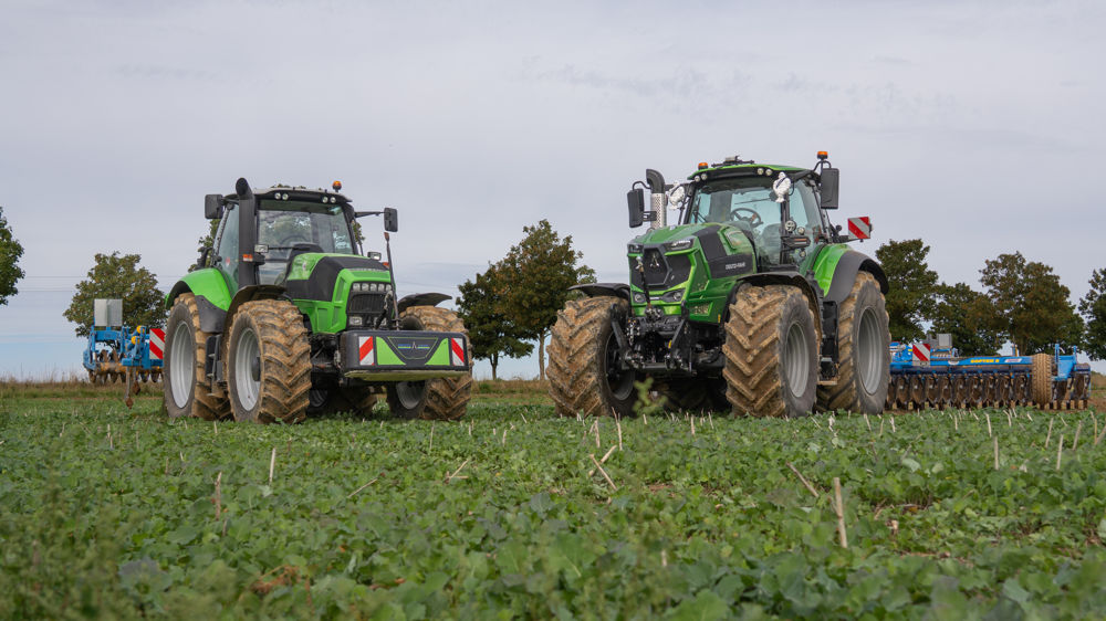 Notre duel du jour : à gauche, un Agrotron TTV 630 de 2011 ; à droite, un Agrotron de toute dernière génération, le 8280 TTV Warrior.