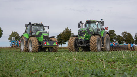 Notre duel du jour : à gauche, un Agrotron TTV 630 de 2011 ; à droite, un Agrotron de toute dernière génération, le 8280 TTV Warrior.