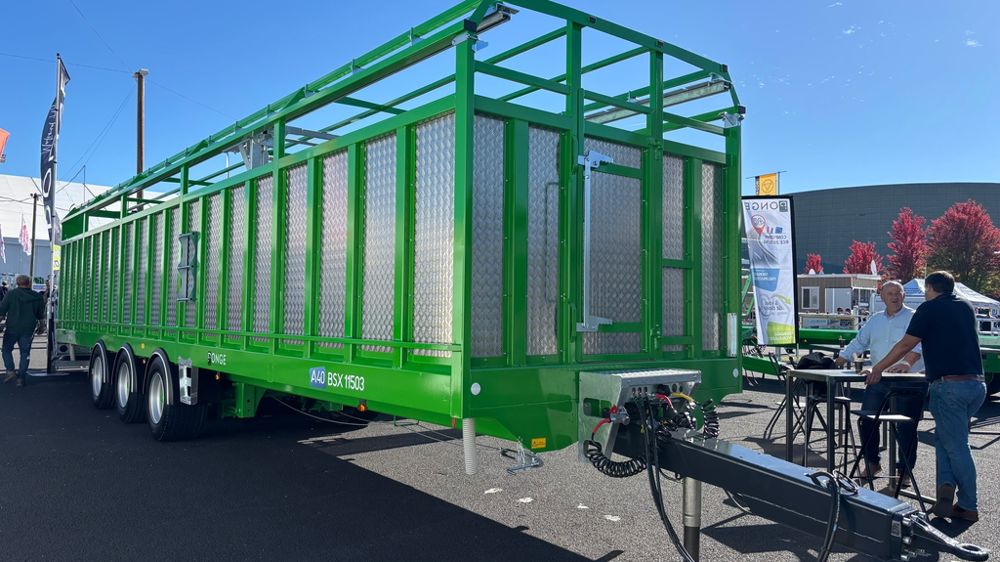 Une bétaillère de 12 m de long chez le constructeur Ponge