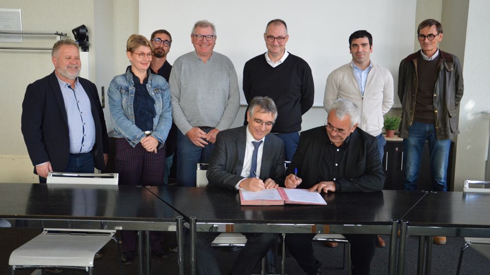 Olivier Rousset, directeur de la Draaf Occitanie, et Jean-Pierre Arcoutel, président de LCA Occitanie, ont signé une convention de partenariat au lycée agricole d’Auzeville-Tolosane (Haute-Garonne), mercredi 12 novembre.