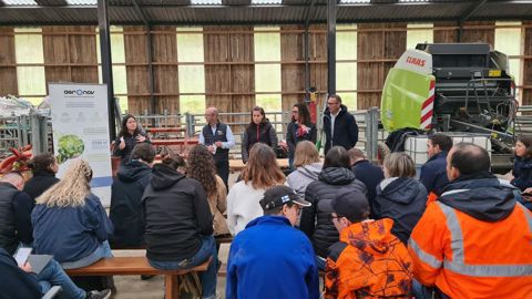Déméterre, représenté par Perrine Lamiral, responsable du département D!tec chez (3ème en partant de la gauche) et Philippe Parmentier, directeur général de Déméterre (tout à droite) était présent lors d’une journée thématique d’AgrOnov sur la transition bas carbone d’une exploitation.
