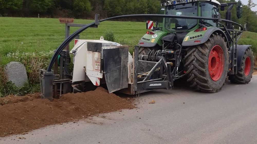 La trancheuse Stehr SGF 800 est attelée au relevage d'un tracteur Fendt 720 Vario favorisant le travail à faible allure.