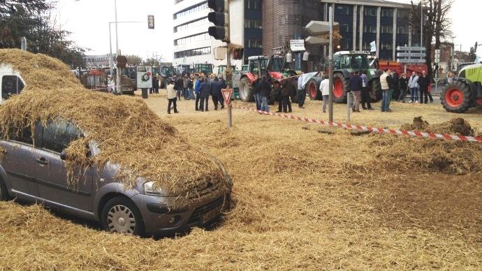 Manifestation d'éleveurs à Beauvais avec de la paille