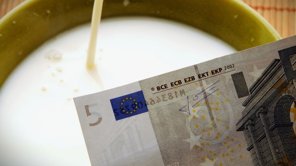 Billet en euros et bol de lait