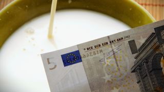 Billet en euros et bol de lait