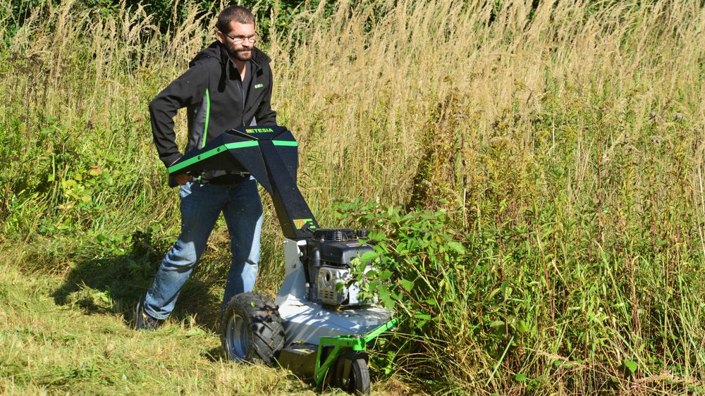 Au travail, un modèle Etesia AH75.