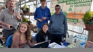 L’EPLEFPA de Tournus et ses élèves se sont impliqués dans l’accueil des visiteurs lors du 10e Salon du chrysanthème 2025. Ici en compagnie de Jean-Pierre Tourly, l’organisateur.
