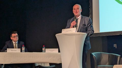 Guillaume Prioult, nouveau directeur général de la coopérative de Creully, et le président, Pascal Desvages (au pupitre), lors de l'assemblée générale, jeudi 27 novembre, à Saint-Martin-des-Entrées (Calvados).