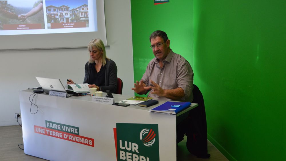 La secrétaire générale, Martine Chaléon, et le président, Eric Narbaïs-Jauréguy, ont présenté jeudi 27 novembre le nouveau logo de Lur Berri : « Les carrés biseautés incarnent la stabilité, le cercle évoque la continuité, les sillons traduisent l’élan ». Et le vert et le rouge, le Pays basque.