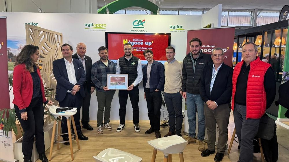 Au centre, Julien Saludas (IAdivsor) et Rudy Charrière (Charrière Distribution) soulèvent le trophée du challenge Négoce-up’ 2025, remporté grâce à leur projet « Un assistant IA pour décharger les conseillers ».