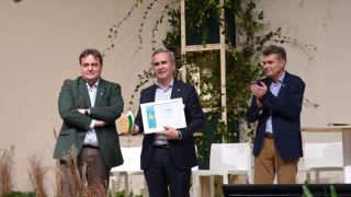 De gauche à droite, Nicolas Leroy, président de la commission économique de l'Unep, Florent Guilleman, directeur général d'Amazone SA (lauréat du premier prix des Paysalia Innovation Awards 2025, Laurent Bizot, président de l'Unep.