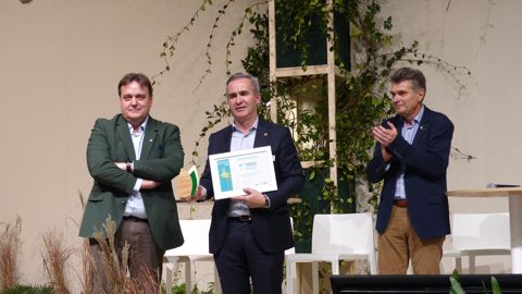 De gauche à droite, Nicolas Leroy, président de la commission économique de l'Unep, Florent Guilleman, directeur général d'Amazone SA (lauréat du premier prix des Paysalia Innovation Awards 2025, Laurent Bizot, président de l'Unep.