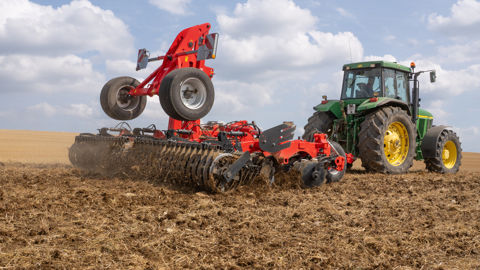 Le Quivogne Diskator, équipé d'un rouleau billonneur, a réalisé le premier et le deuxième passage derrière du blé et du colza.