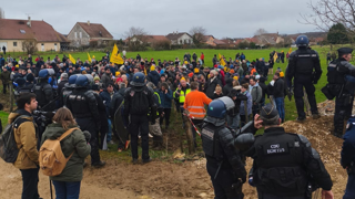 Selon les services de l'État, près de 300 manifestants étaient réunis mardi 2 décembre 2025 à Pouilley-Français pour manifester contre l'abatage de 83 bovins.