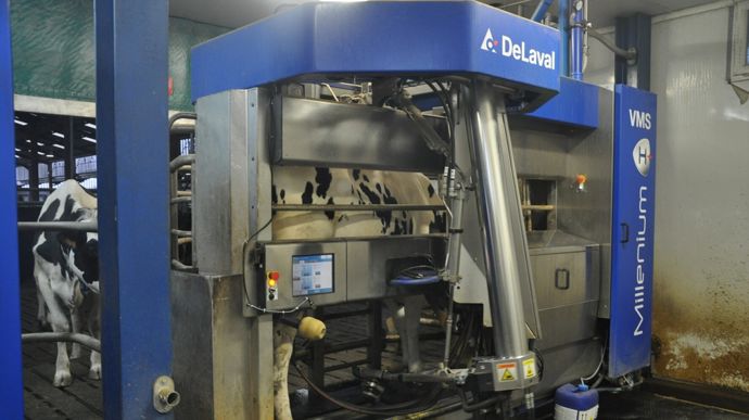 Le résultat courant des exploitations équipées de robot est en progression de 8 000 € sur un an, alors que qu’il est en recul d’autant dans les élevages en salle de traite.
