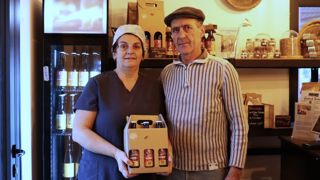 Didier Boichon et sa compagne Karine, à Chozeau (Isère), ont créé leur recette et leur étiquette, en collaboration avec la brasserie Dulion.