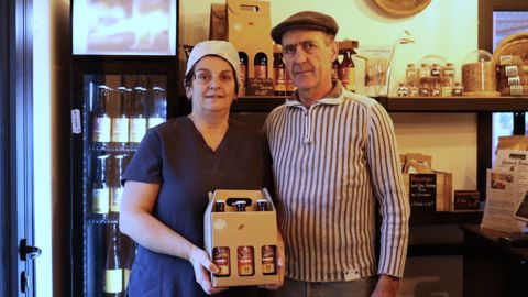 Didier Boichon et sa compagne Karine, à Chozeau (Isère), ont créé leur recette et leur étiquette, en collaboration avec la brasserie Dulion.