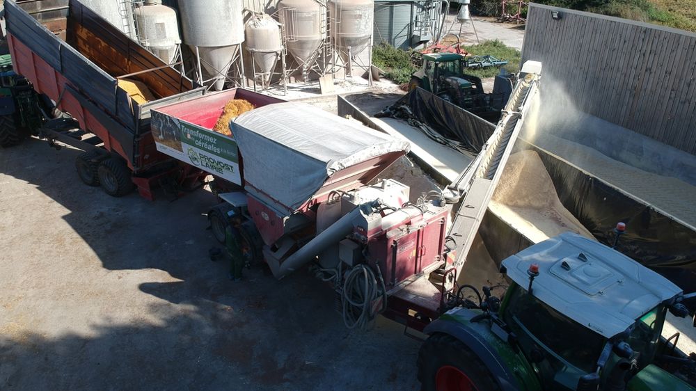 L’ensemble broyeur mobile et tracteur nécessite de la place. Il faut donc une plateforme suffisamment dégagée à proximité du silo de stockage.