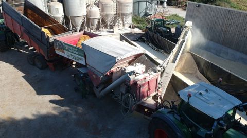 L’ensemble broyeur mobile et tracteur nécessite de la place. Il faut donc une plateforme suffisamment dégagée à proximité du silo de stockage.