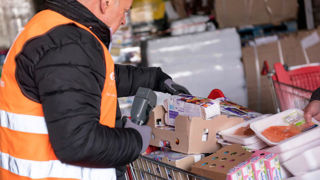 En 2025, 125 000 bénévoles ont participé à la collecte des Banques alimentaires, soit 8 % de plus qu'en 2024.