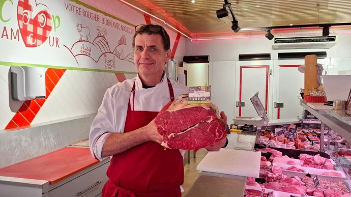Daniel Issert valorise la viande charolaise dans sa boucherie de Chalon-sur-Saône (Saône-et-Loire).