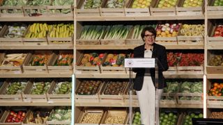 La ministre veut « porter une réflexion collective qui aboutira à redessiner nos paysages et notre carte de production à l'horizon de dix ans ».