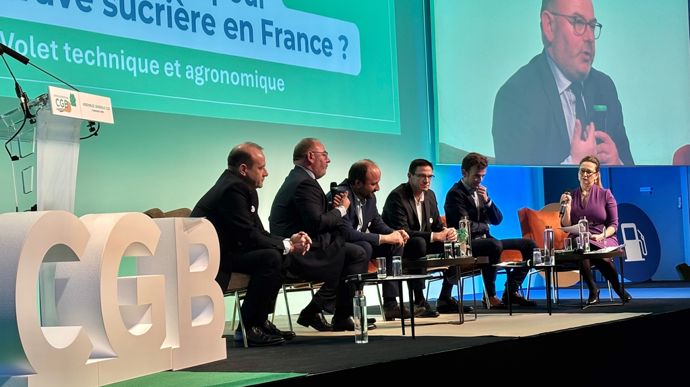 À l'occasion de l'assemblée générale de la CGB, mardi 9 décembre à Paris, le sénateur Laurent Duplomb (au micro) a indiqué qu'il déposerait à nouveau, début 2026, un texte visant à réautoriser l’acétamipride ainsi que les deux molécules associées.