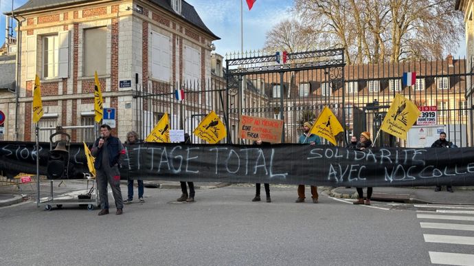 Des militants de la Confédération Paysanne de l'Oise, de l'Aisne et de la Somme ont manifesté à Beauvais le 15 décembre pour demande un autre protocole face à la DNC.