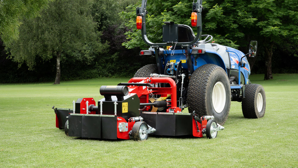 Le Verti-Cut Flex 2000 travaille avec des rotors équipés de couteaux à lames. Le système de suspension passive pivotante est breveté.