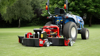 Le Verti-Cut Flex 2000 travaille avec des rotors équipés de couteaux à lames. Le système de suspension passive pivotante est breveté.