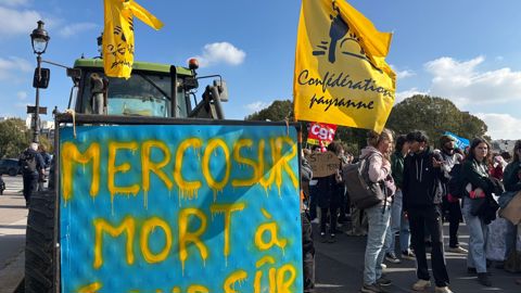 La protestation contre l'accord avec le Mercosur reste forte. Ici, une manifestation de la Confédération paysanne en octobre 2025 à Paris.