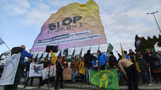 La Confédération paysanne et ses alliés européens ont manifesté leur opposition à l'accord commercial entre l'Union européenne et les pays du Mercosur, à l’aéroport de Liège en Belgique.