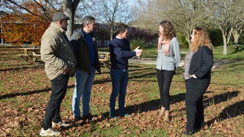 Cinq éleveurs participant à la journée de débat autour de l’élevage durable en Occitanie, le 8 décembre à Auzeville-Tolosane (Haute-Garonne), poursuivent les discussions en dehors de la salle.