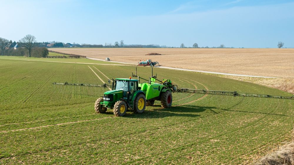 Pulvérisation engrais liquide sur un  champ de blé