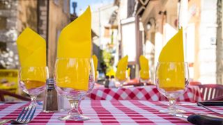 « Les restaurateurs ont peu de temps. Donc, plutôt que de les appeler, nous conseillons de leur apporter un échantillon et un kit de présentation, puis de repasser les voir la semaine suivante, souligne Aurélia Courbières, chargée de mission restauration commerciale chez Interbio Occitanie.