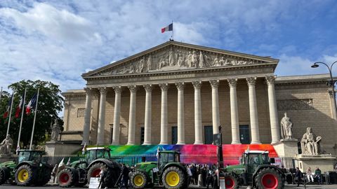 Le budget n'ayant pas été adopté par la Commission paritaire mixte, les mesures agricoles sont coincées au Parlement. (Photo d'illustration : manifestation devant l'Assemblée nationale à l'été 2025)