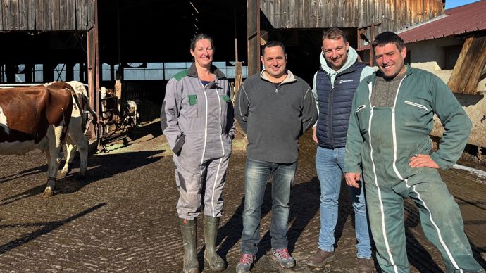 Annelise et Lionel Beaud, Mathieu Cornayre et Gilles Barthomeuf (de gauche à droite). « Au-delà de l’économique, l’achat en groupe participe à entretenir le lien entre nous, c’est très important, d’échanger et de savoir que l’on peut compter sur les autres en cas de coup dur. »
